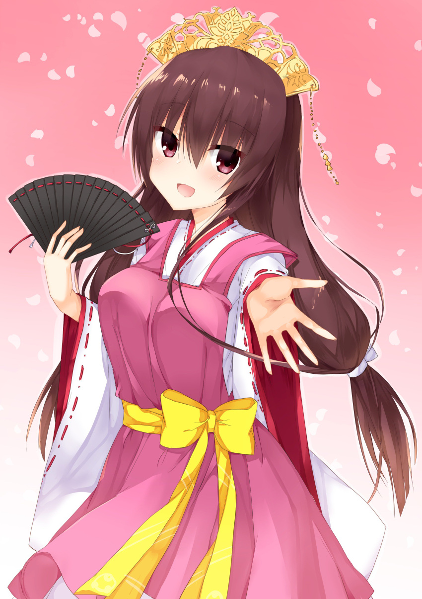1girl :d absurdres blush bow brown_hair commentary_request cowboy_shot eyelashes eyes_visible_through_hair folding_fan hair_between_eyes hand_fan hand_up highres holding holding_fan japanese_clothes kimono long_hair long_sleeves looking_at_viewer low-tied_long_hair open_hand open_mouth outstretched_arm pink_background reaching reaching_towards_viewer red_eyes ribbon-trimmed_sleeves ribbon_trim simple_background smile solo straight_hair tenshinranman unohana_no_sakuyahime very_long_hair white_kimono wide_sleeves yellow_bow yuuhodesu