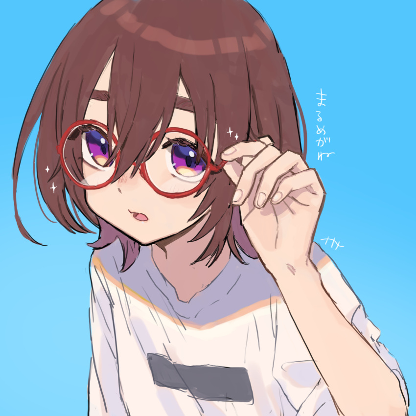 1girl adjusting_eyewear blue_background brown_hair hand_up highres looking_at_viewer naname_(7name) open_mouth original purple_eyes red-framed_eyewear round_eyewear shirt short_hair solo t-shirt thick_eyebrows translation_request