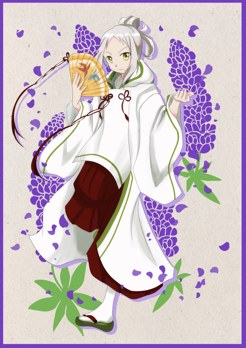 1girl eringi_slipper flower folding_fan grey_hair hakama hakama_skirt hand_fan highres hood japanese_clothes kiryuu_shizuka miko red_hakama sandals skirt smile solo tabi white_hair yellow_eyes yuuki_yuuna_wa_yuusha_de_aru:_hanayui_no_kirameki yuusha_de_aru