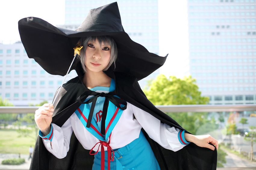 ari_(model) cape cosplay hat nagato_yuki photo sailor sailor_uniform school_uniform serafuku suzumiya_haruhi_no_yuuutsu wand witch_hat