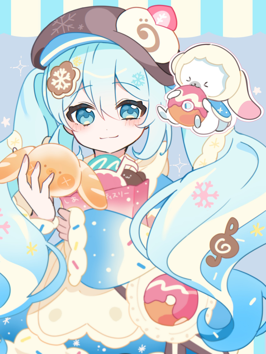 >_< 1girl apron aqua_eyes aqua_hair beret blush brown_hat character-themed_food closed_mouth commentary_request cookie_hair_ornament detached_sleeves food-themed_hair_ornament frilled_apron frills fur-trimmed_sleeves fur_trim hair_between_eyes hair_ornament hat hatsune_miku highres long_hair looking_at_viewer necktie official_alternate_costume official_alternate_hairstyle pink_necktie puffy_short_sleeves puffy_sleeves rabbit_yukine short_sleeves smile twintails uon_shil upper_body very_long_hair vocaloid white_apron wide_sleeves yuki_miku yuki_miku_(2026)