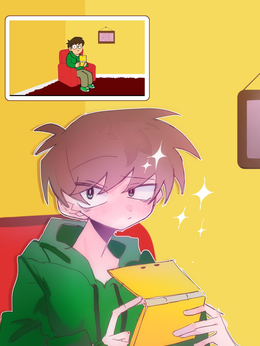 1boy animification antenna_hair bright_pupils brown_hair commentary couch derivative_work drawstring edd_(eddsworld) eddsworld green_eyes green_hoodie hair_behind_ear handheld_game_console highres holding holding_handheld_game_console hood hood_down hoodie in-universe_location indoors long_sleeves looking_at_viewer male_focus nintendo_3ds nintendo_3ds_ll picture_frame reference_inset scene_reference screenshot_inset screenshot_redraw short_hair sn_se_u_uwu solo sparkle swept_bangs symbol-only_commentary upper_body white_pupils