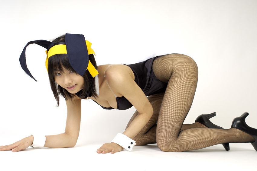 animal_ears asian bow bowtie breasts bunny_ears bunny_girl cleavage cosplay costume fishnet_legwear fishnet_stockings fishnets hair_ribbon hair_ribbons highres legwear leotard matsunaga_ayaka photo real ribbon smile smiling suzumiya_haruhi suzumiya_haruhi_no_yuuutsu thighhighs