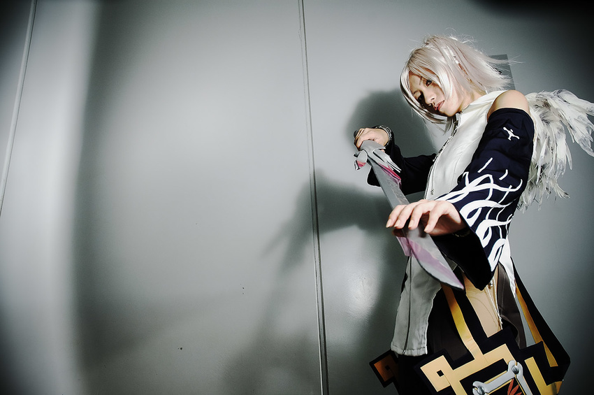 calintz cosplay magna_carta photo robe robes silver_hair sword weapon wings yukiya