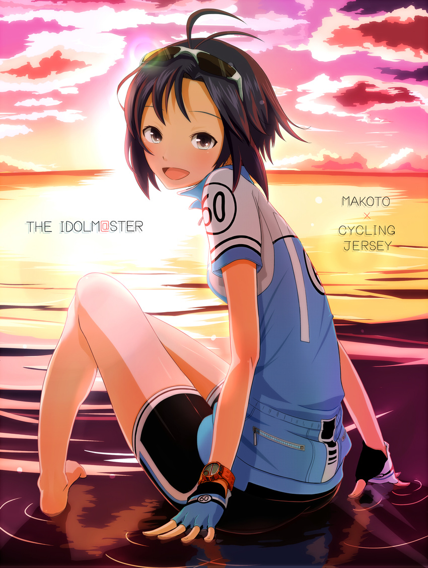 :d antenna_hair barefoot bike_jersey bike_shorts black_hair brown_eyes copyright_name eyewear_on_head fingerless_gloves girigiri gloves highres idolmaster idolmaster_(classic) kikuchi_makoto looking_back ocean open_mouth short_hair sitting smile solo sunglasses sunset watch water wristwatch