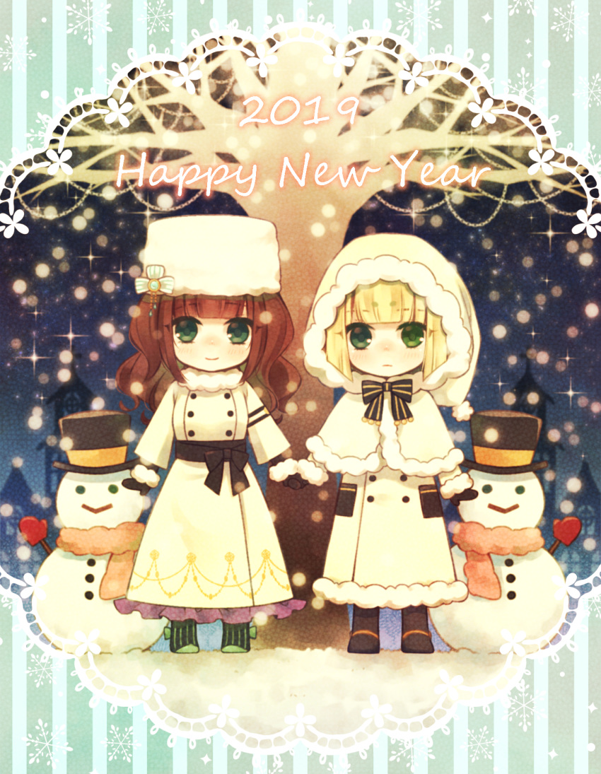 2girls blonde_hair brown_hair building cardia_beckford character_request closed_mouth coat code:realize commentary_request english_text eyebrows_visible_through_hair green_eyes happy_new_year hat highres hoshi_no_pon long_hair mittens multiple_girls new_year night number smile snow snowing snowman sparkle standing