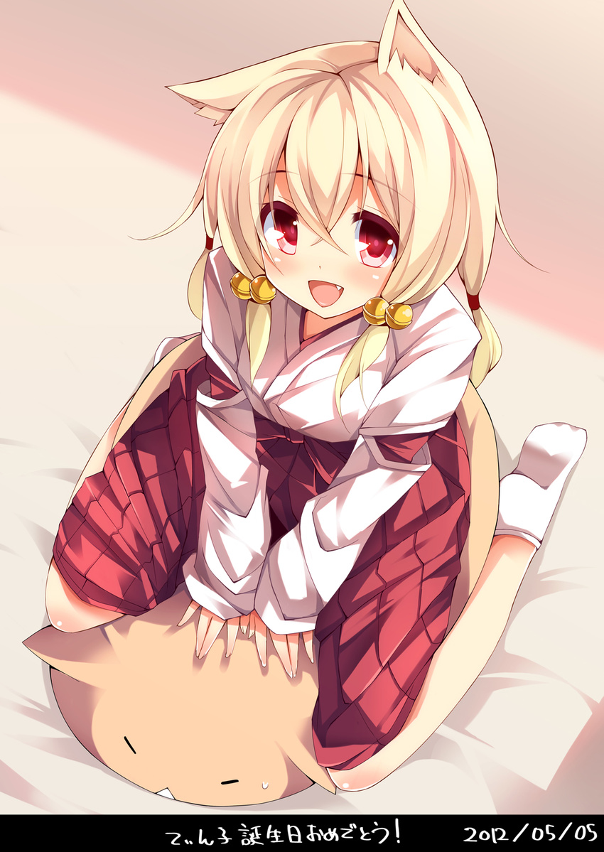 :d animal_ears bed_sheet bell blonde_hair cat cat_ears chiri_(atlanta) dated detached_sleeves fang hair_bell hair_ornament hair_tie hakama highres japanese_clothes jingle_bell miko nekojirou open_mouth original red_eyes red_hakama sitting smile solo tabi ten'inkou_korin wariza white_legwear