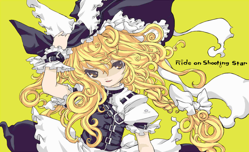 adapted_costume blonde_hair bow braid english hair_bow hand_on_headwear hand_up hat hat_bow jpeg_artifacts kirisame_marisa light_smile long_hair short_sleeves side_braid simple_background solo tm touhou white_bow wind witch witch_hat yellow_eyes