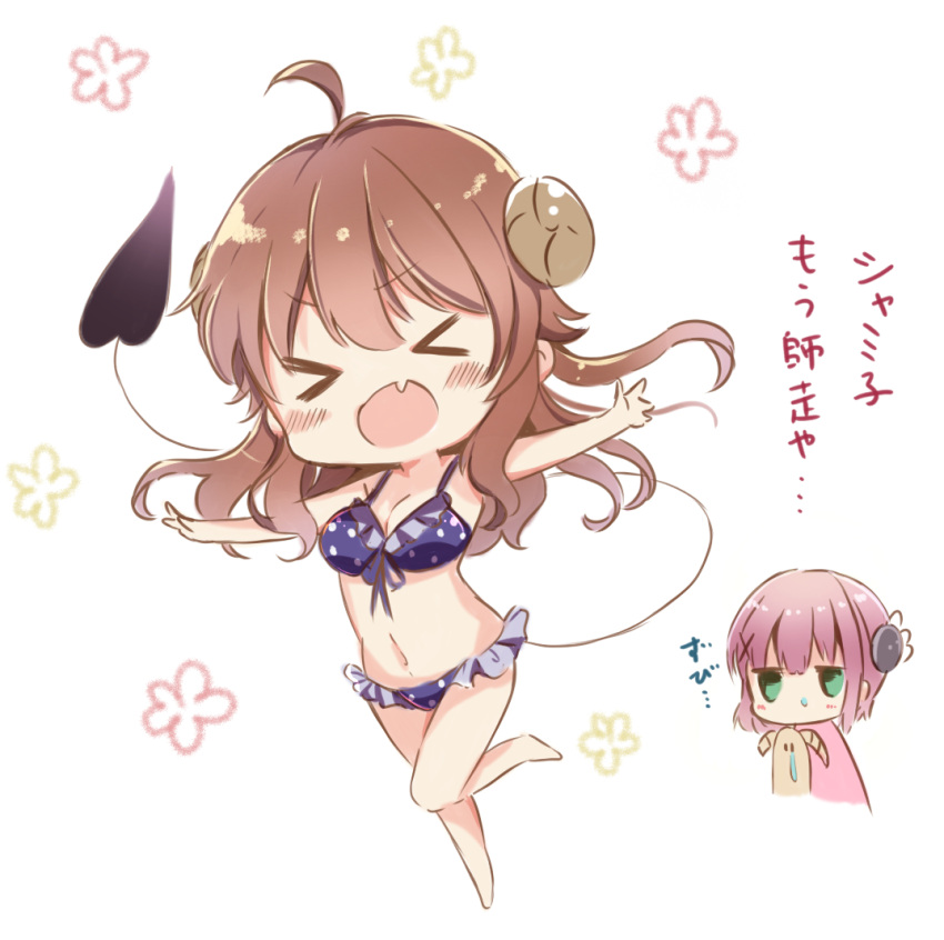 &gt;_&lt; 2girls ahoge bare_arms bikini blue_bikini blush breasts brown_hair chibi chiyoda_momo cleavage cold commentary curled_horns demon_girl demon_horns demon_tail fang floating_hair frilled_bikini frills green_eyes hair_between_eyes hair_ornament horns jitome lilith_(machikado_mazoku) long_hair machikado_mazoku medium_breasts multiple_girls nanami_ayane_(kusunoki5050) navel open_mouth outstretched_arms pink_hair polka_dot polka_dot_bikini runny_nose simple_background skin_fang snot solo_focus standing standing_on_one_leg swimsuit tail tail_raised translated v-shaped_eyebrows white_background x_hair_ornament yoshida_yuuko_(machikado_mazoku)