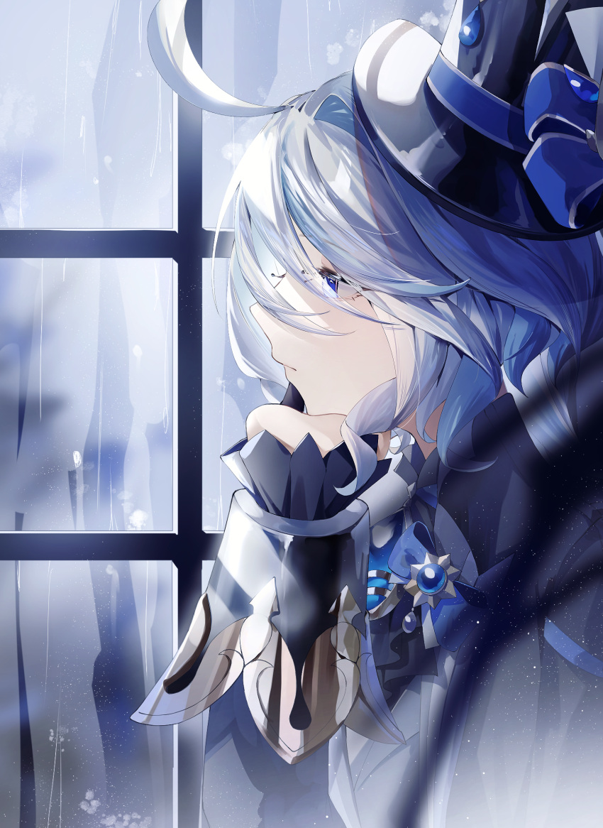 1girl ascot black_ascot blue_eyes blue_jacket closed_mouth cowlick dekitateomoti from_side furina_(genshin_impact) genshin_impact grey_hair hand_up hat head_on_hand head_rest highres jacket long_hair looking_afar looking_ahead rain sidelocks solo top_hat upper_body wavy_hair window