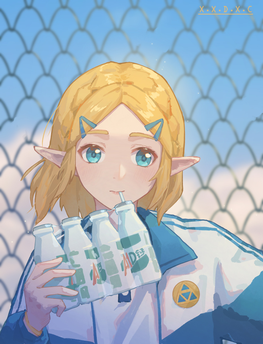 1girl absurdres aqua_eyes blonde_hair blue_jacket bottle chain-link_fence drinking drinking_straw fence hair_ornament hairclip highres holding holding_bottle jacket long_sleeves multicolored_clothes multicolored_jacket parted_bangs pointy_ears princess_zelda short_hair sidelocks solo the_legend_of_zelda the_legend_of_zelda:_breath_of_the_wild the_legend_of_zelda:_tears_of_the_kingdom track_jacket triforce two-tone_jacket upper_body white_jacket x.x.d.x.c