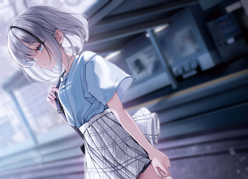 1girl black_hair blue_eyes commentary_request grey_hair highres looking_to_the_side multicolored_hair outdoors parted_lips second-party_source shirt shoujo_jian skirt smile solo streaked_hair train_station two-tone_hair yukimi_fumika yunmi_0527