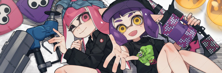 .96_gal_(splatoon) 2girls baseball_cap black_hat black_shirt black_shorts blue_hairband bow_hairband closed_mouth collared_shirt commission e-liter_4k_(splatoon) earrings eyebrow_cut film_grain golden_egg_(splatoon) hairband hat highres holding holding_weapon inkling inkling_girl inkling_player_character jewelry long_hair long_sleeves looking_at_viewer medium_hair mole mole_under_eye multiple_girls one_eye_closed open_mouth pink_eyes pink_hair pointy_ears prat_rat purple_hair reaching reaching_towards_viewer shirt shorts smile splatoon_(series) stuffed_squid t-shirt tentacle_hair watermark watermark_grid weapon yellow_eyes