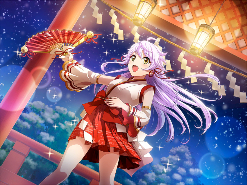 1girl ahoge detached_sleeves dutch_angle eyeliner floating_hair folded_fan folding_fan game_cg hair_ornament hakama hakama_skirt hand_fan holding holding_fan japanese_clothes kimono lamp long_hair makeup night nontraditional_miko official_art open_mouth otonashi_ichie outstretched_arm purple_hair red_hakama shide shoujo_kageki_revue_starlight shoujo_kageki_revue_starlight_-re_live- skirt solo standing tassel tassel_hair_ornament upper_body white_kimono white_sleeves yellow_eyes