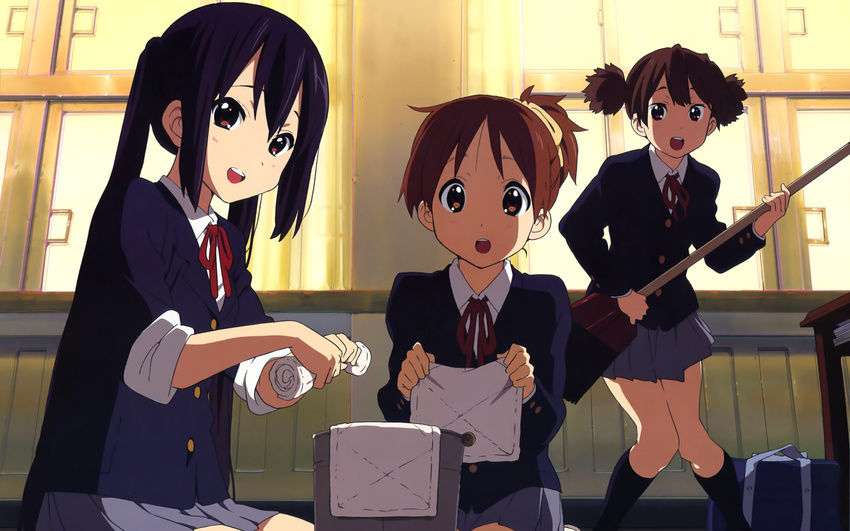 3girls black_hair brown_eyes brown_hair hirasawa_ui horiguchi_yukiko k-on! long_hair nakano_azusa purple_eyes red_eyes seifuku short_hair suzuki_jun