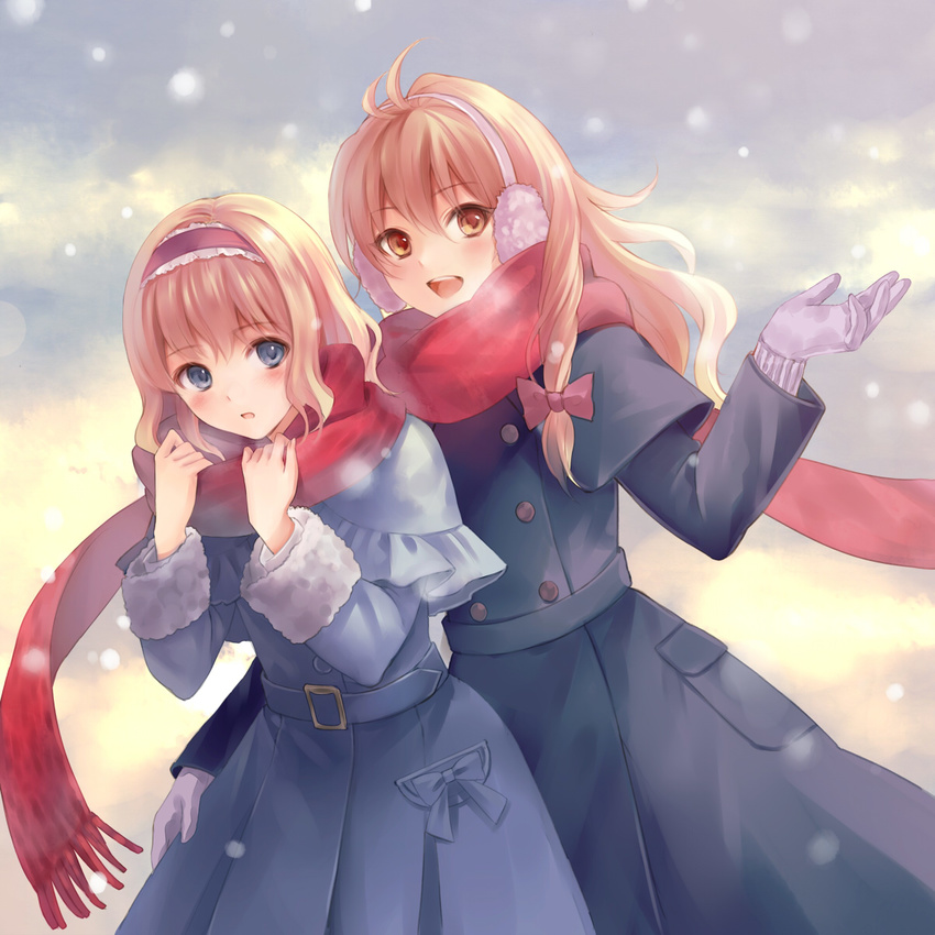 :d :o alice_margatroid alternate_costume arm_around_waist bad_id bad_pixiv_id blonde_hair blue_eyes blush capelet earmuffs fukahire_(ruinon) gloves hairband highres kirisame_marisa looking_at_viewer multiple_girls no_hat no_headwear open_mouth red_scarf scarf shared_scarf smile snowing touhou yellow_eyes