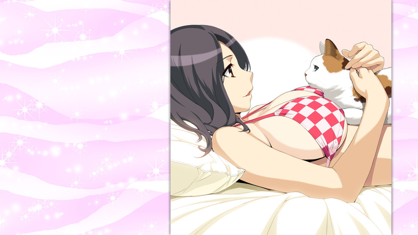 bed bikini black_hair breasts cat checkered checkered_bikini cleavage cut-in green_sclera highres ino large_breasts lying on_back on_bed open_mouth pillow pink_background profile short_hair sideboob smile swimsuit techgian upper_body wallpaper
