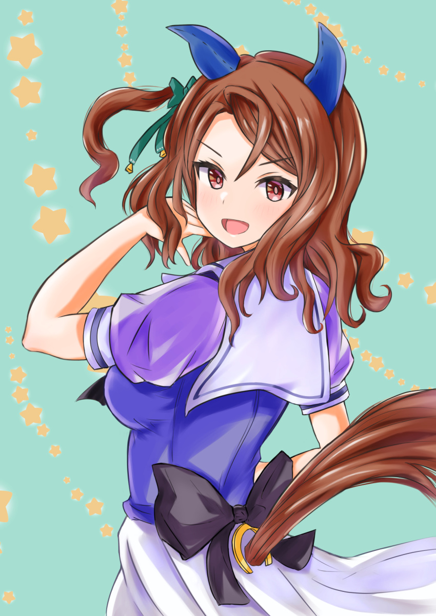 1girl animal_ears back_bow black_bow bow breasts brown_hair commentary_request ear_bow ear_covers from_behind green_bow hair_between_eyes highres horse_ears horse_girl horse_tail king_halo_(umamusume) light_blue_background looking_at_viewer medium_breasts medium_hair open_mouth pleated_skirt puffy_short_sleeves puffy_sleeves purple_shirt red_eyes sailor_collar school_uniform shirt short_sleeves skirt smile solo star_(symbol) summer tail tail_through_clothes tracen_school_uniform umamusume vandy76 white_skirt