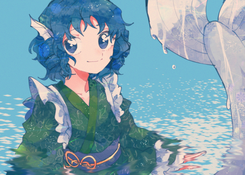 1girl blue_eyes blue_hair closed_mouth collarbone fins green_kimono head_fins itomugi-kun japanese_clothes kimono long_sleeves mermaid monster_girl obi partially_submerged sash short_hair smile solo touhou wakasagihime water wide_sleeves