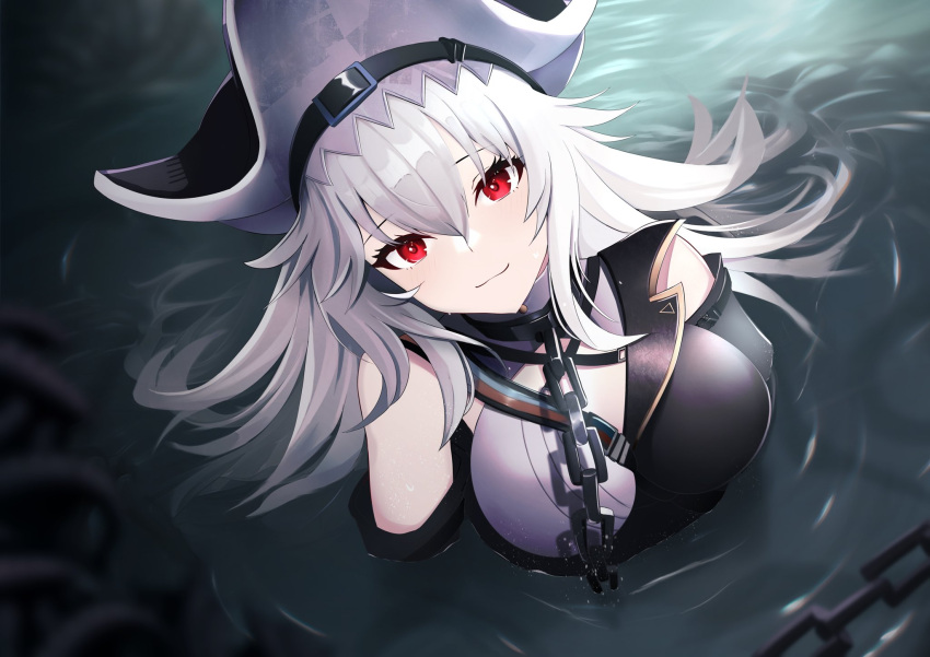 1girl :3 arknights black_dress black_headwear breasts chain commentary dress from_above hair_between_eyes hat highres large_breasts long_hair looking_at_viewer official_alternate_costume partially_submerged red_eyes solo specter_(arknights) specter_the_unchained_(arknights) two-tone_dress upper_body very_long_hair water white_dress white_hair yan_kodiac