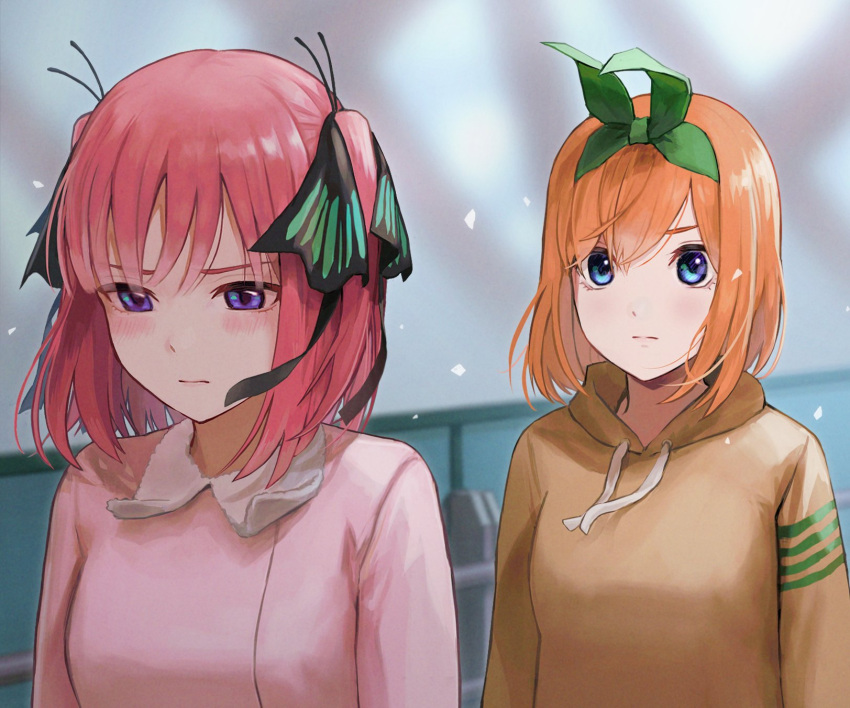 2girls black_ribbon blue_eyes blunt_bangs blush bob_cut brown_hoodie butterfly_hair_ornament closed_mouth go-toubun_no_hanayome green_ribbon hair_between_eyes hair_ornament hair_ribbon highres hood hoodie ishiyuki long_sleeves multiple_girls nakano_nino nakano_yotsuba orange_hair pink_hair pink_shirt ribbon shirt short_hair siblings sidelocks sisters