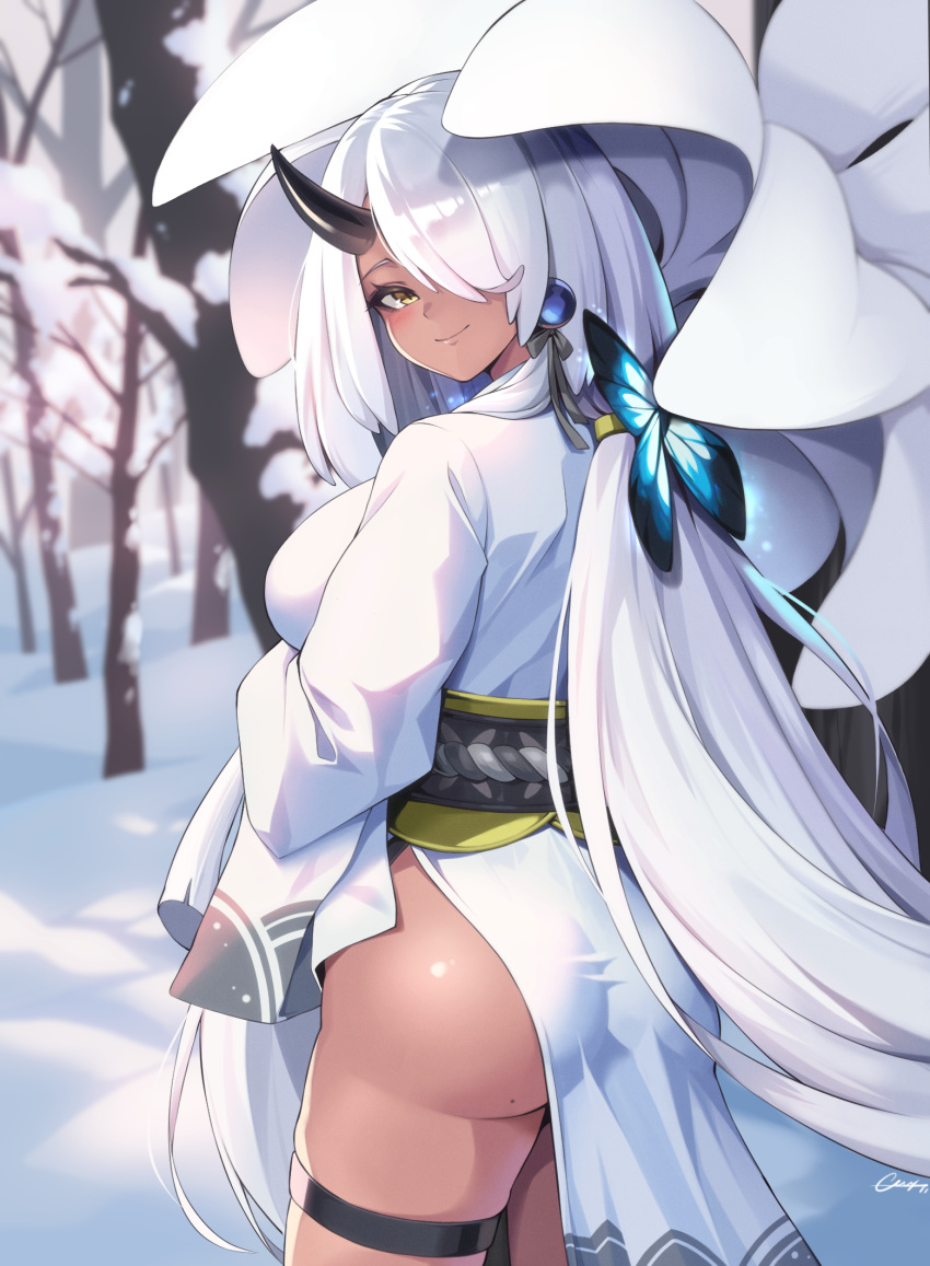 1girl ass bare_tree bloody0rabby breasts butterfly_hair_ornament character_request dark-skinned_female dark_skin earrings hair_ornament hair_over_one_eye highres horns japanese_clothes jewelry kimono large_breasts long_hair looking_at_viewer looking_back mole mole_on_ass obi oni oni_horns outdoors sash side_slit sleeves_past_fingers sleeves_past_wrists smile snow solo tree trickcal very_long_hair white_hair white_kimono winter yellow_eyes yuki_onna