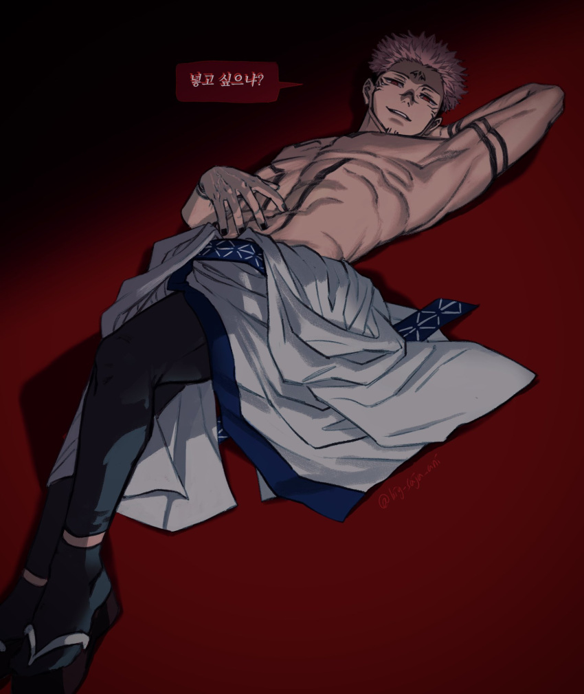 1boy arm_behind_head armpits black_background black_nails body_markings gradient_background hand_on_own_stomach highres japanese_clothes jujutsu_kaisen kimono korean_text lying male_focus on_back pink_hair red_background ryoumen_sukuna_(jujutsu_kaisen) sandals seductive_smile smile solo toned toned_male topless_male twitter_username