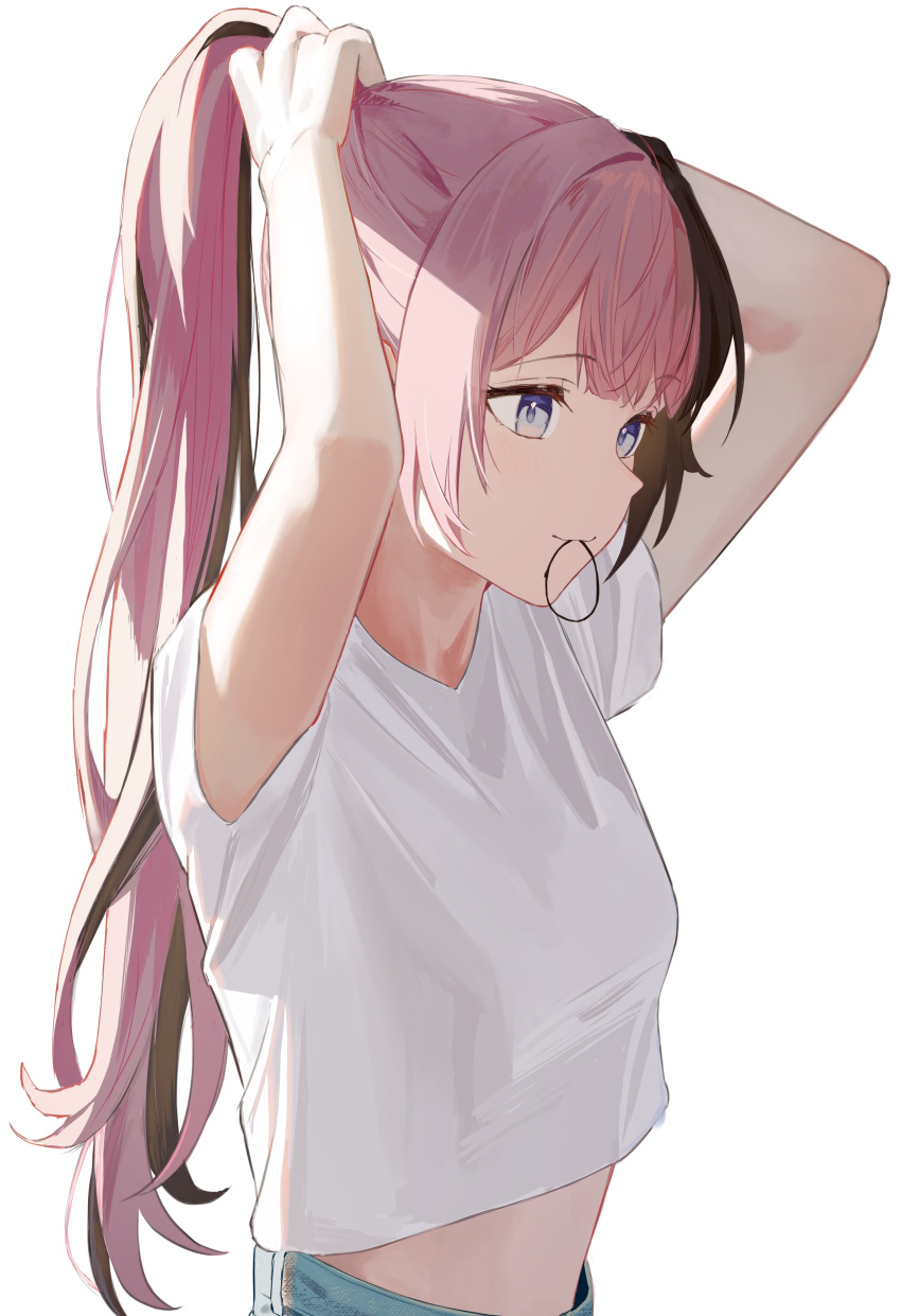 1girl absurdres arms_up bare_arms black_hair blue_eyes blunt_bangs highres midriff mito_(dncs8244) mouth_hold multicolored_hair pink_hair shirt simple_background solo stomach t-shirt tachibana_hinano_(vtuber) two-tone_hair tying_hair upper_body virtual_youtuber vspo! white_background white_shirt