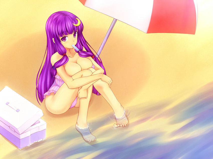 barefoot beach beach_umbrella breasts casual_one-piece_swimsuit cleavage crescent crescent_hair_ornament food hair_ornament highres large_breasts leg_hug long_hair mouth_hold one-piece_swimsuit patchouli_knowledge popsicle purple_eyes purple_hair sitting soaking_feet solo swimsuit tohoho_(hoshinoyami) touhou umbrella water