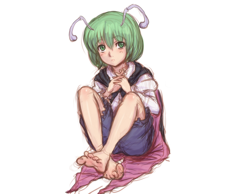 antennae barefoot blush cape feet green_eyes green_hair hands_clasped kuro_suto_sukii long_sleeves own_hands_together short_hair sitting soles solo toes touhou wriggle_nightbug