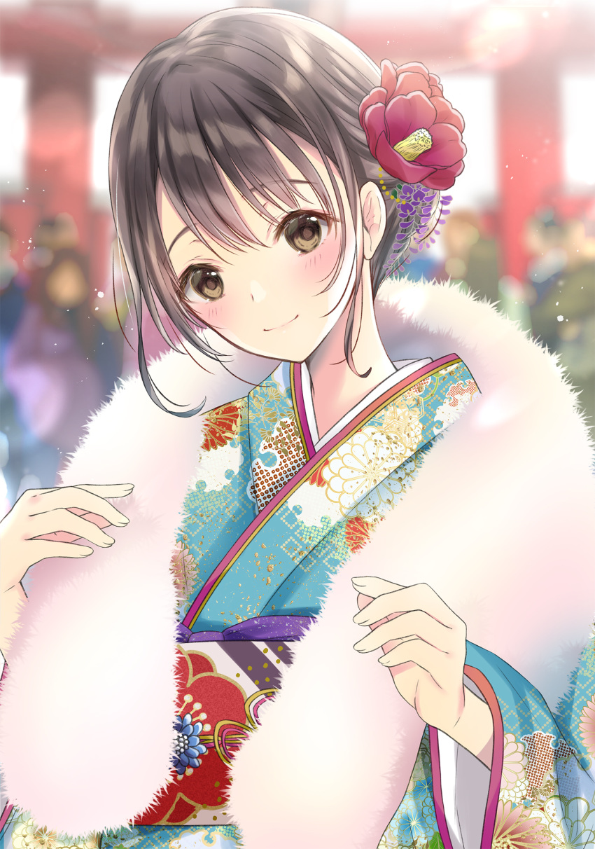 1girl bangs blue_kimono blurry blurry_background blush brown_eyes brown_hair closed_mouth commentary_request depth_of_field eyebrows_visible_through_hair floral_print flower fur_collar hair_flower hair_ornament head_tilt highres japanese_clothes kanzashi kimono light_particles long_sleeves looking_at_viewer obi original print_kimono red_flower sash short_hair sidelocks smile solo ueno_tomo upper_body wide_sleeves