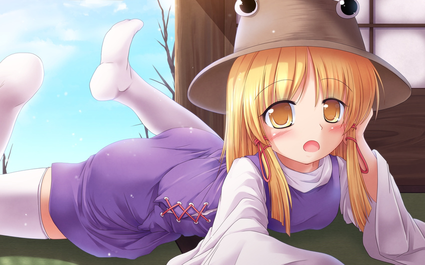 animal_print blonde_hair blue_sky blush cloud day frog_print hair_ribbon hand_in_hair hat highres leg_up long_sleeves looking_at_viewer lying lzh moriya_suwako no_shoes on_stomach open_mouth ribbon shirt shirt_lift skirt skirt_set sky solo tatami thighhighs touhou vest white_legwear wide_sleeves yellow_eyes zettai_ryouiki