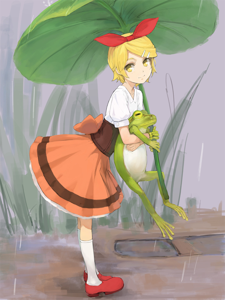 1girl blonde_hair bow dress footprints footwear frog hair_bow hair_ornament hairclip highres holding kagamine_rin kuroko_(piii) leaf looking_at_viewer mary_janes minigirl outdoors rain shoes short_hair smile socks solo standing vocaloid water yellow_eyes