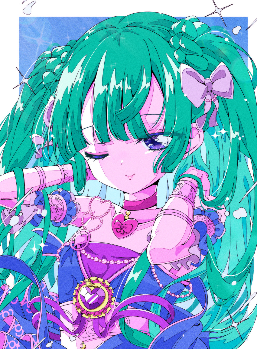 1girl absurdres adjusting_hair bare_shoulders blue_background blunt_bangs bow bracelet choker closed_mouth commentary_request crop_top green_hair hair_bow hands_in_hair hands_up heart heart_choker highres holding_own_hair idol_clothes jewelry long_hair looking_at_viewer milon_cas one_eye_closed pink_choker pink_lips pretty_series pripara purple_bow purple_eyes retro_artstyle smile solo sparkle tsukikawa_chili two_side_up upper_body