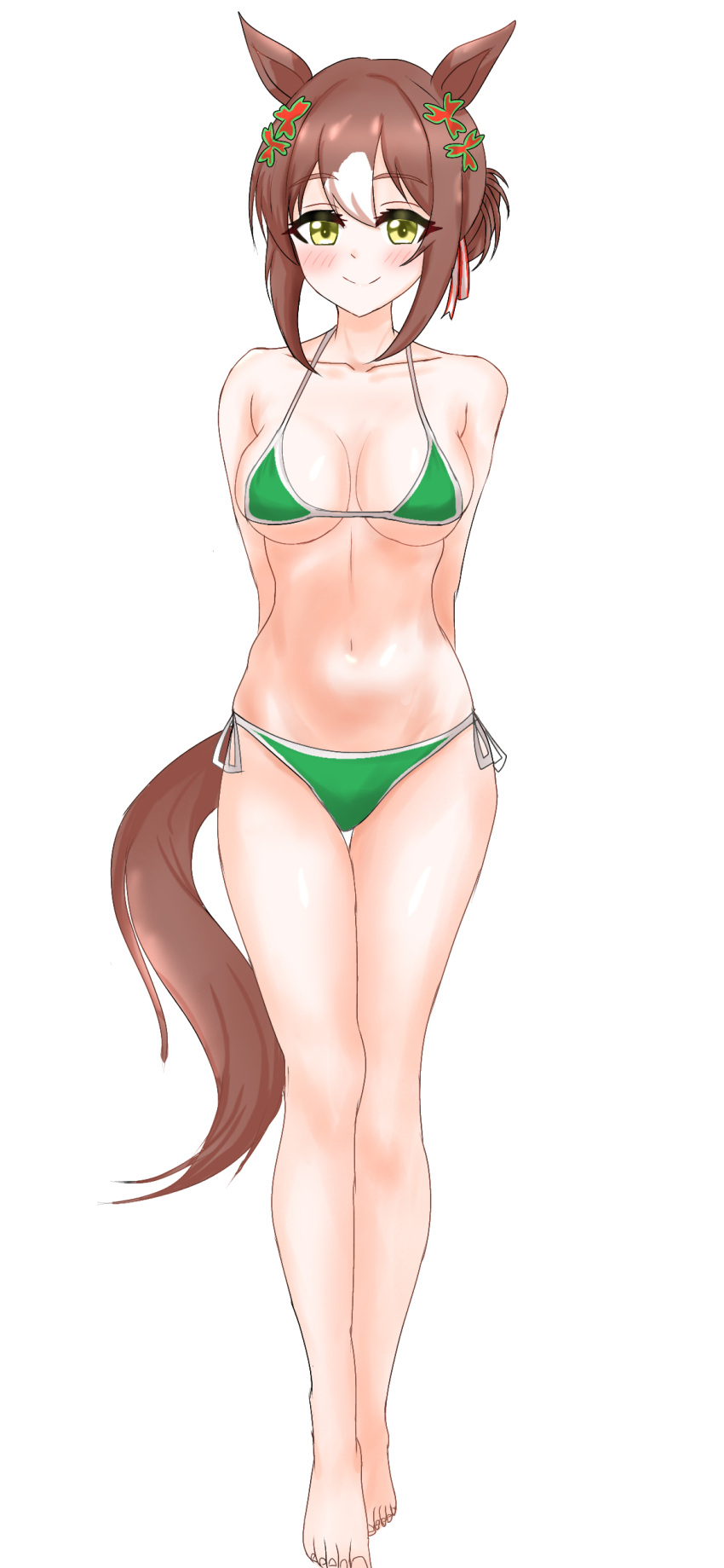 1girl absurdres animal_ears arms_behind_back barefoot bikini blush breasts cleavage closed_mouth clover_hair_ornament commentary_request feet fine_motion_(umamusume) full_body green_eyes hair_between_eyes hair_ornament highres horse_ears horse_girl horse_tail looking_at_viewer medium_breasts multicolored_hair short_hair side-tie_bikini_bottom simple_background smile solo streaked_hair swimsuit tail thigh_gap tsumu618 umamusume white_background white_hair