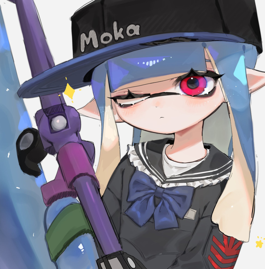 1girl baseball_cap black_shirt blue_bow bow closed_mouth eyelashes hat highres ink inkling inkling_girl long_hair pink_eyes pointy_ears shirt solo sparkle splat_charger_(splatoon) splatoon_(series) splatoon_2 tentacle_hair upper_body white_background yomeniwan