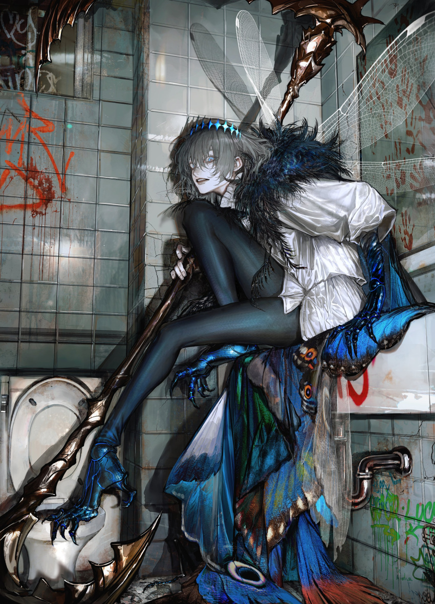 1boy absurdres au_(d_elete) bathroom black_leggings blood blood_splatter bloody_handprints blue_eyes cape clawed_feet collar crack cracked_wall fairy_wings fate/grand_order fate_(series) frilled_collar frills from_side full_body fur-trimmed_cape fur_trim graffiti grey_hair hair_between_eyes highres holding holding_weapon horror_(theme) huge_weapon interior knee_up leaning_forward leggings looking_at_viewer male_focus monster_boy oberon_(fate) oberon_(third_ascension)_(fate) pale_skin parted_lips shirt short_hair sitting solo tile_wall tiles toilet weapon white_shirt wide-eyed window wings