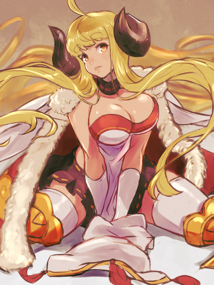 1girl ahoge anila_(granblue_fantasy) blonde_hair breasts cape choker cleavage commentary_request curled_horns draph elbow_gloves fur-trimmed_cape fur_trim gloves granblue_fantasy highres horns large_breasts long_hair looking_at_viewer pelvic_curtain ribbon-trimmed_skirt ribbon_trim sheep_horns sitting skirt solo thighhighs wariza white_gloves yellow_eyes yuenibushi
