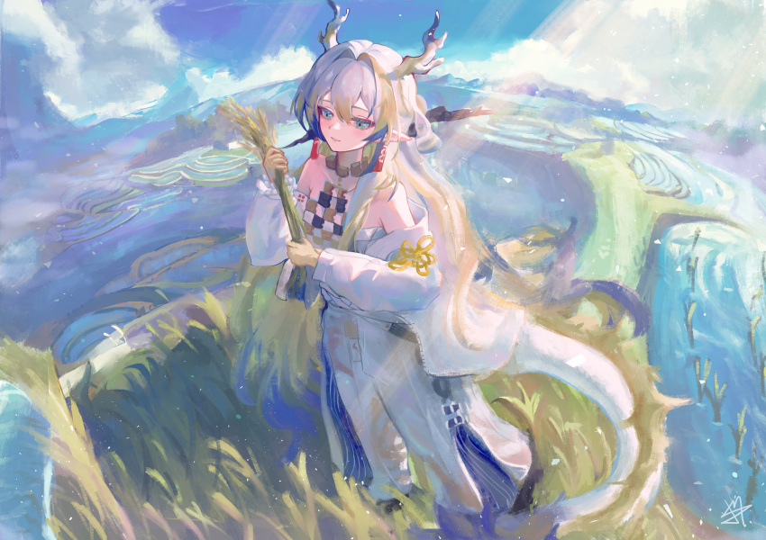 1girl absurdres aqua_eyes arknights barefoot blonde_hair blue_hair blue_sky blush chinese_commentary cloud day dragon_horns earrings eyeliner highres horns jewelry lolifreak long_hair makeup multicolored_hair necklace outdoors pointy_ears rice_(plant) rice_paddy shu_(arknights) sky smile solo tail white_hair