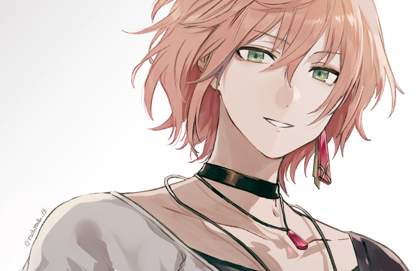 1boy bishounen black_choker choker collarbone commentary_request green_eyes hair_between_eyes highres holostars jewelry looking_at_viewer male_focus necklace pink_hair rikka_(holostars) rozu_ki short_hair smile solo virtual_youtuber white_background