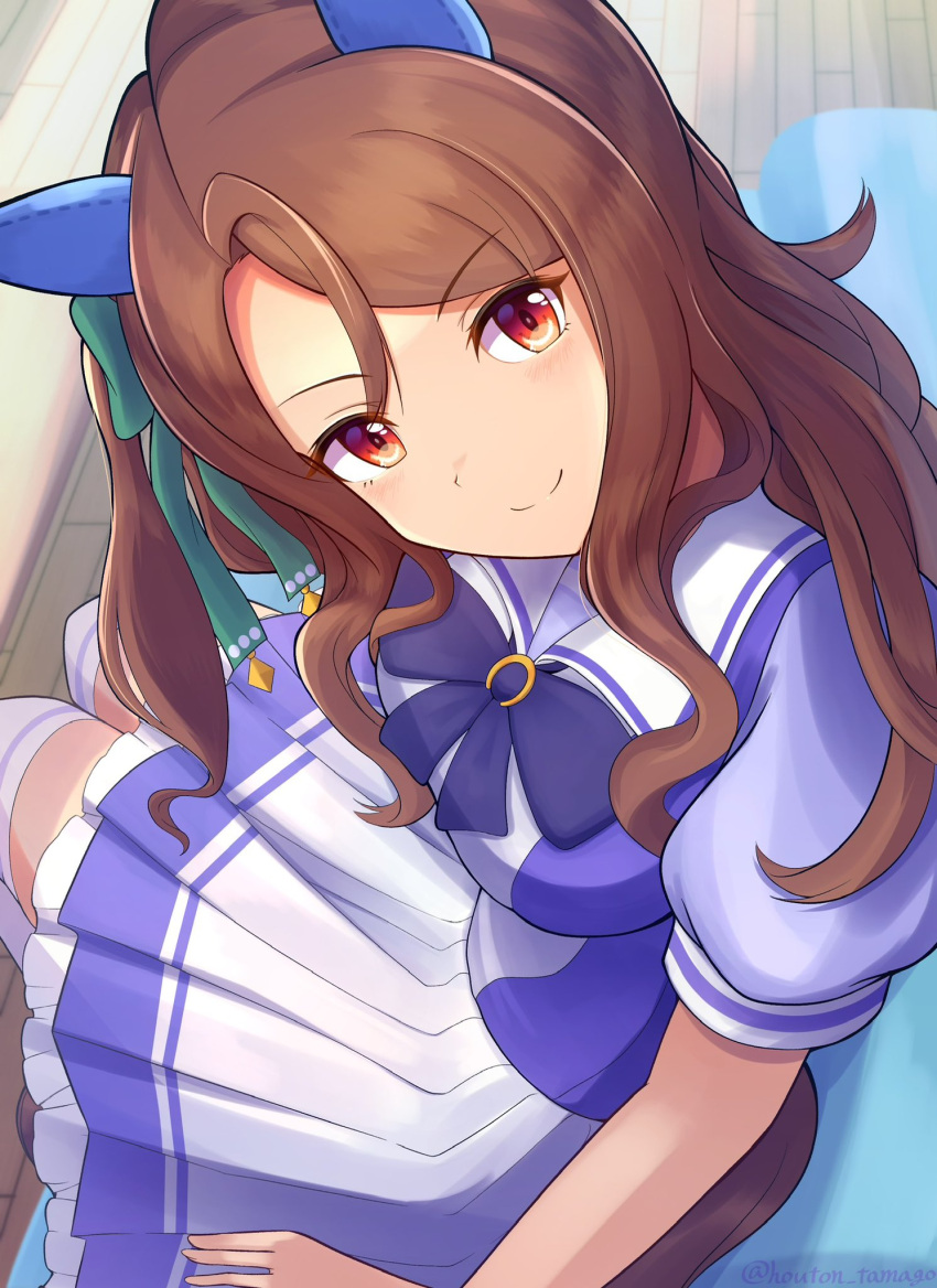 1girl animal_ears brown_hair couch ear_covers hair_between_eyes highres horse_ears horse_girl horse_tail houton_tamago king_halo_(umamusume) looking_at_viewer on_couch pleated_skirt puffy_short_sleeves puffy_sleeves red_eyes school_uniform short_sleeves sitting skirt smile solo tail thighhighs tracen_school_uniform umamusume wavy_hair white_thighhighs