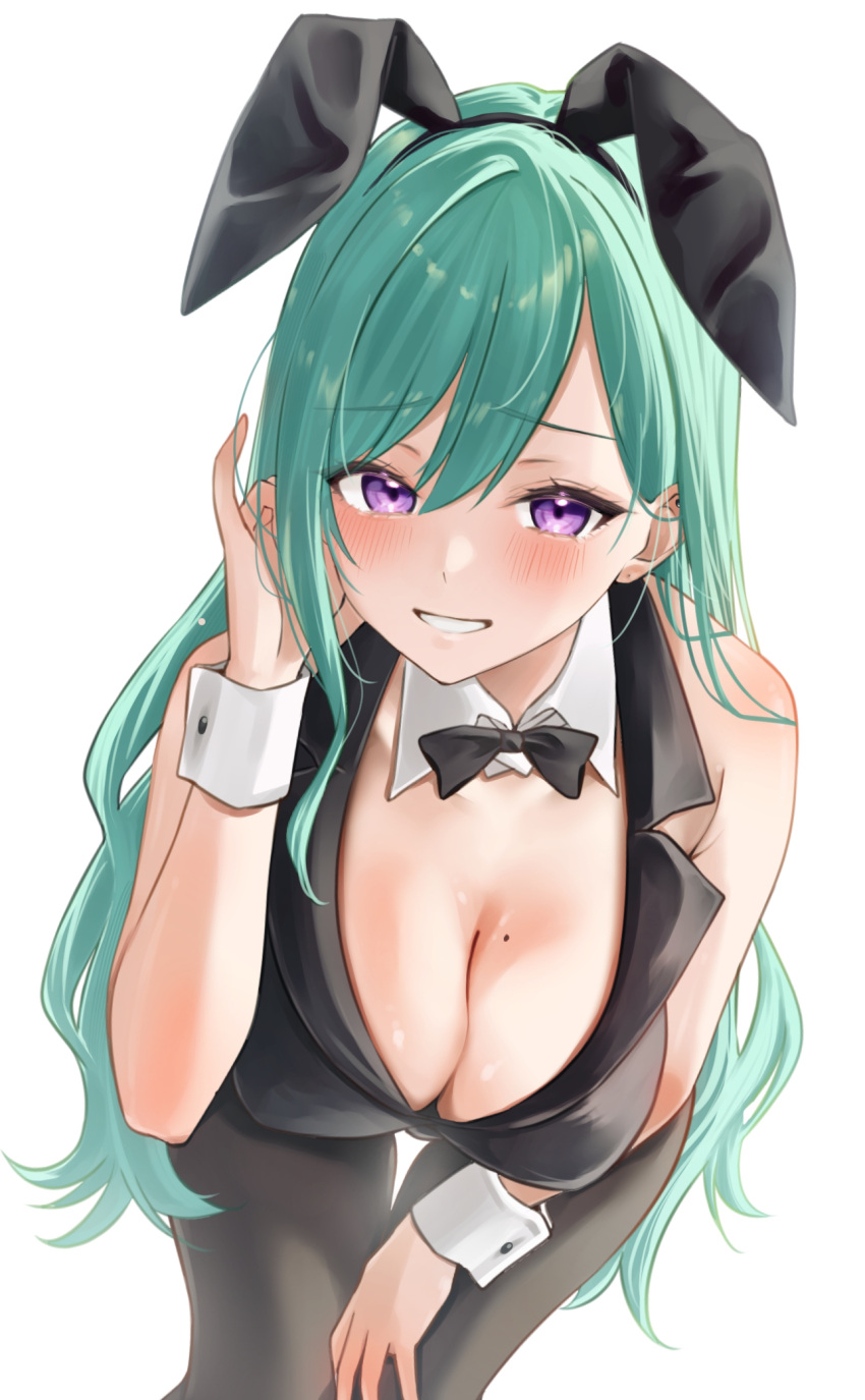 animal_ears bare_arms bent_over black_bow black_bowtie black_pantyhose black_shirt blush bow bowtie breasts cleavage detached_collar green_hair hand_in_own_hair highres long_hair looking_at_viewer mole mole_on_breast nisi_ki_no pantyhose playboy_bunny purple_eyes shirt simple_background smile swept_bangs virtual_youtuber vspo! white_background wrist_cuffs yakumo_beni