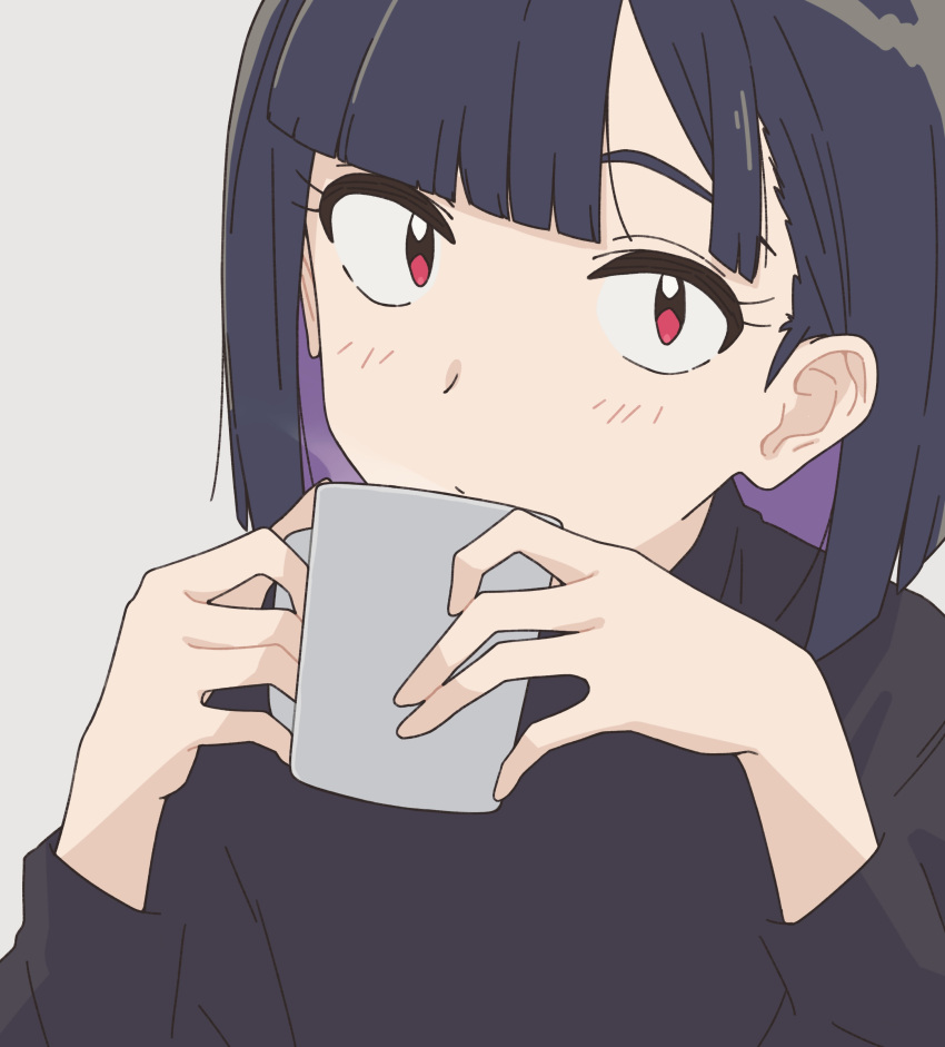 1girl absurdres black_hair black_sweater blunt_bangs blush closed_mouth cup do_it_yourself!! grey_background highres holding holding_cup long_sleeves looking_at_viewer mug multicolored_hair purple_hair red_eyes ri_6n short_hair simple_background solo suride_miku sweater upper_body