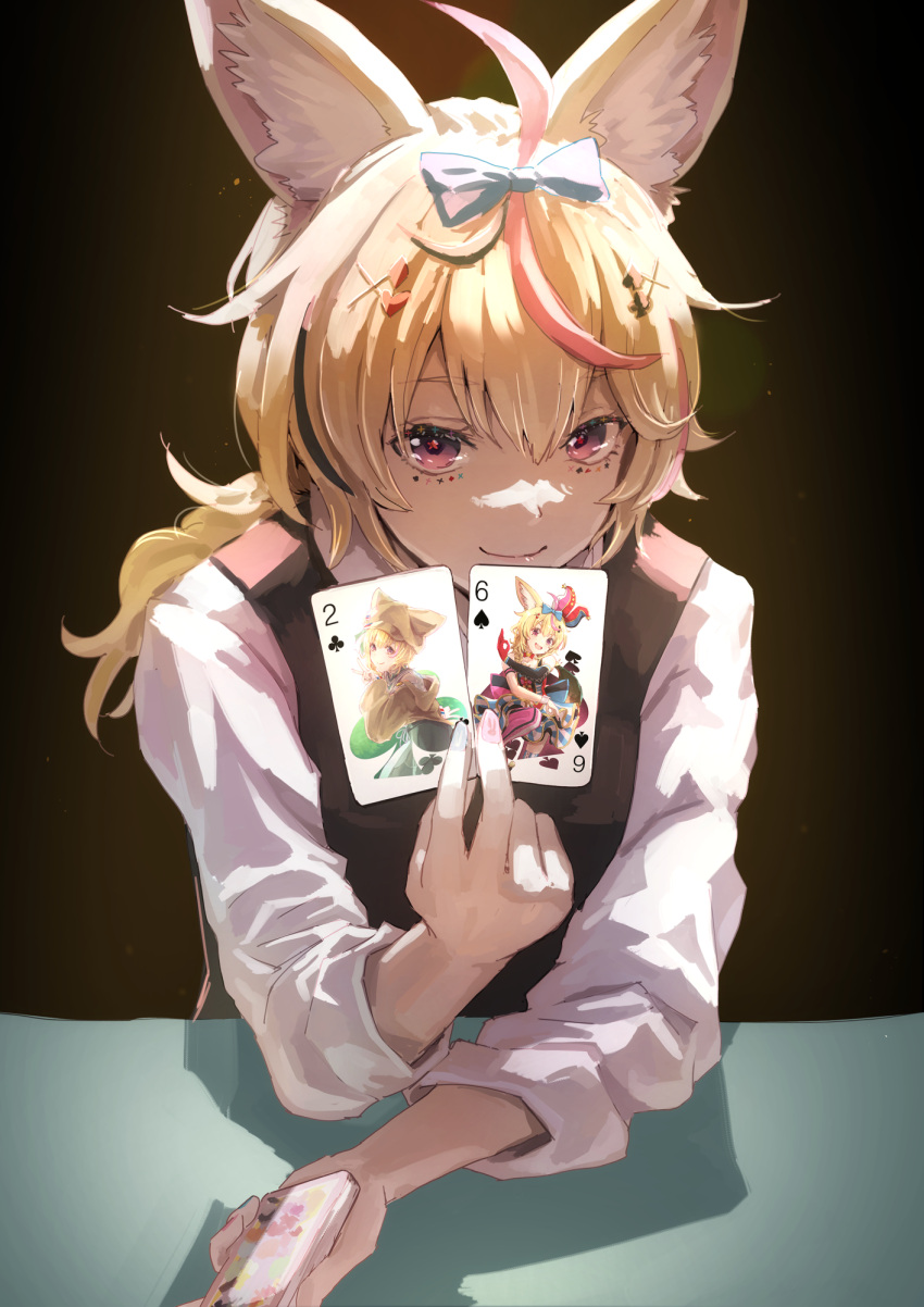 1girl ahoge alternate_costume animal_ear_fluff animal_ears black_vest blonde_hair card closed_mouth commentary_request fox_ears highres holding holding_card holding_phone hololive long_hair long_sleeves looking_at_viewer multicolored_hair omaru_polka phone pink_eyes pink_hair playing_card sleeves_rolled_up smile solo streaked_hair upper_body vest virtual_youtuber yami_ara