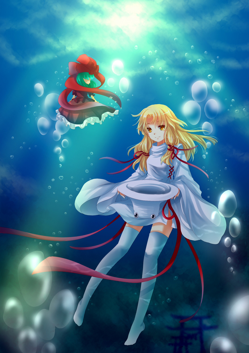 air_bubble blonde_hair bubble chibi dress green_hair hair_ribbon highres kagiyama_hina light_rays long_hair moriya_suwako multiple_girls ribbon sheeg sunbeam sunlight temple_gate thighhighs torii touhou underwater white_legwear wide_sleeves yellow_eyes