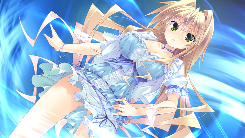 16:9 1girl blonde_hair bracelet breasts cleavage collar game_cg green_eyes guardian_place guardian_place:_do_s_na_imouto_to_3-nin_no_yome hand_on_hip hibarigaoka_itsuki highres jewelry large_breasts legs long_hair looking_at_viewer serious simple_background skirt solo standing thighs tsurugi_hagane wavy_hair wind