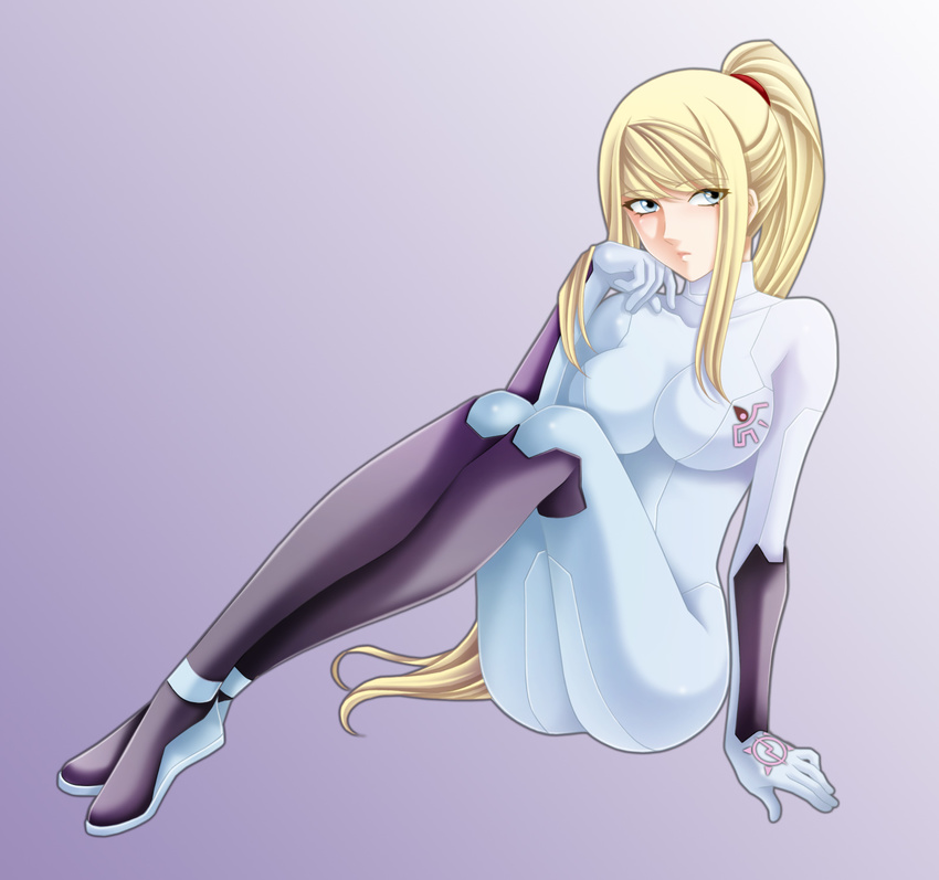 blonde_hair blue_eyes bodysuit breasts highres large_breasts long_hair metroid ponytail samus_aran sitting solo tamamon zero_suit