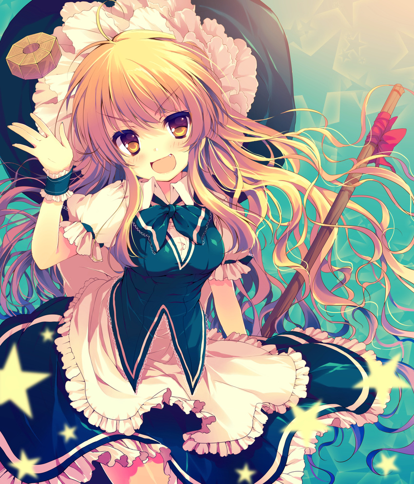 :d \||/ ahoge ascot blonde_hair blush bow breasts broom fang hat highres kirisame_marisa long_hair looking_at_viewer medium_breasts mini-hakkero open_mouth reia smile solo star touhou v-shaped_eyebrows wavy_hair witch_hat wrist_cuffs yellow_eyes