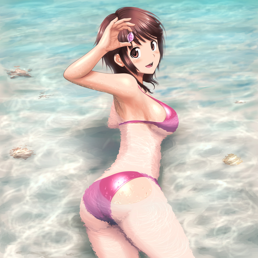 amagami ass beach bikini blush breasts brown_eyes brown_hair highres holding looking_at_viewer looking_back lying medium_breasts on_stomach outdoors pink_bikini sakurai_rihoko shallow_water shell short_hair smile solo swimsuit tooi_aoiro water wet