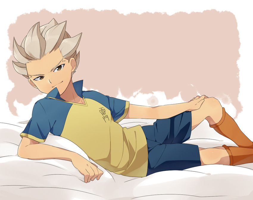 brown_eyes gouenji_shuuya inazuma_eleven inazuma_eleven_(series) male_focus petagon raimon raimon_soccer_uniform smile soccer_uniform sportswear white_hair